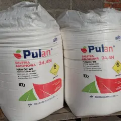 Dwie wielkie torby saletry amonowej Pulan 34,4N, każda po 600kg. Cena saletry jest kluczowa dla rolników.
