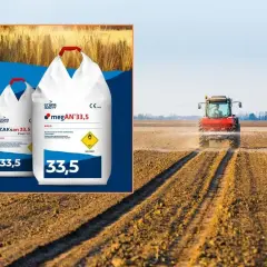 Dwa worki nawozu ZAKsan 33,5 i megAN 33,5 na tle pola, gdzie traktor rozsiewa nawóz.