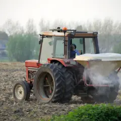 Czym pomalować rozsiewacz nawozu, aby uniknąć korozji i zniszczeń?