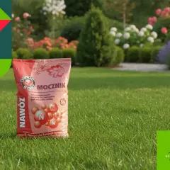 Zadbaj o swój ogród z nawozem mocznik dolistnie. Opakowanie na tle zielonej trawy i kwitnących krzewów.