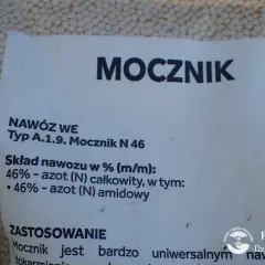 Etykieta nawozu "Mocznik N 46" informuje o składzie. Aby przygotować roztwór, należy sprawdzić zalecenia producenta, ile kg mocznika na 300l wody będzie optymalne.
