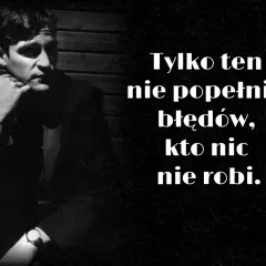 Czarno-białe zdjęcie mężczyzny zamyślonego, z dłonią pod brodą. Obok cytat: "Tylko ten nie popełnia błędów, kto nic nie robi.