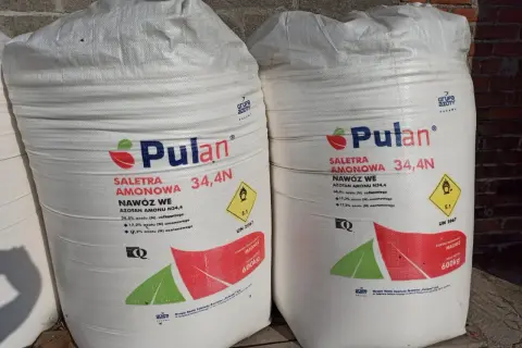 Dwie wielkie torby saletry amonowej Pulan 34,4N, każda po 600kg. Cena saletry jest kluczowa dla rolników.