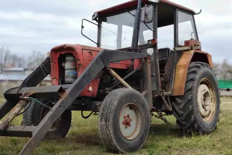 Stary Ursus C-360 z ładowaczem. Choć nie widać tego na zdjęciu, to ile koni ma Ursus C-360 to 52 KM.