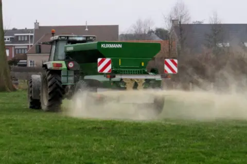 W jakim celu stosuje się nawozy i jakie przynoszą korzyści?