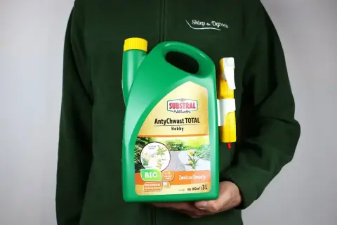 Zielony kanister z preparatem AntyChwast TOTAL Hobby. Substancją aktywną jest kwas pelargonowy, zwalcza chwasty w ogrodzie.