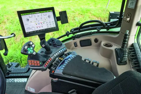 Panel sterowania ciągnika Fendt 724 Vario z ekranem dotykowym, joystickiem i licznymi przyciskami.