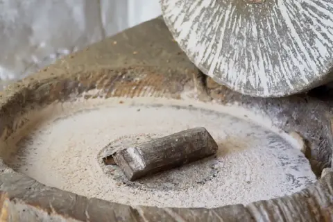 Jak zrobić żarna do mielenia zboża - prosta metoda na domowy młyn