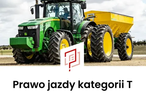 Zielony traktor John Deere z żółtym rozsiewaczem, gotowy do pracy na polu. Prowadzenie takiego sprzętu wymaga uprawnień kategorii T.