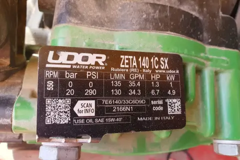Tabliczka znamionowa pompy UDOR ZETA 140 1C SX. Informuje, jaki olej do pompy opryskiwacza: SAE 15W-40.