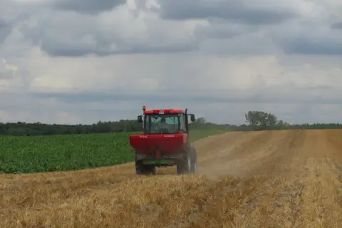 Nawóz przed orką czy po – kiedy zastosować, by uniknąć błędów?