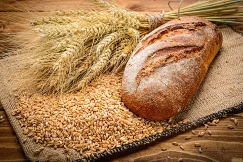 Płacić jak za zboże – co naprawdę oznacza to powiedzenie?