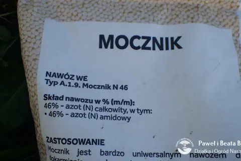 Etykieta nawozu "Mocznik N 46" informuje o składzie. Aby przygotować roztwór, należy sprawdzić zalecenia producenta, ile kg mocznika na 300l wody będzie optymalne.