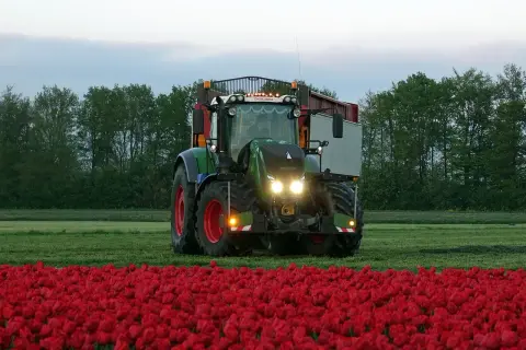 Jak dobrać oświetlenie robocze do ciągnika w zależności od rodzaju prac polowych