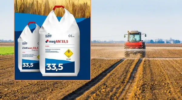 Dwa worki nawozu ZAKsan 33,5 i megAN 33,5 na tle pola, gdzie traktor rozsiewa nawóz.