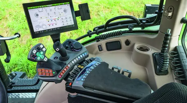 Panel sterowania ciągnika Fendt 724 Vario z ekranem dotykowym, joystickiem i licznymi przyciskami.