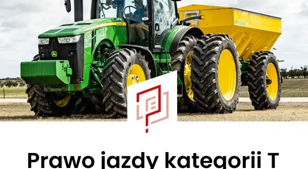 Zielony traktor John Deere z żółtym rozsiewaczem, gotowy do pracy na polu. Prowadzenie takiego sprzętu wymaga uprawnień kategorii T.