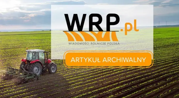 Czerwony traktor orze pole, zostawiając za sobą ślady jak po kredzie. W tle logo WRP.pl i napis "Artykuł archiwalny".