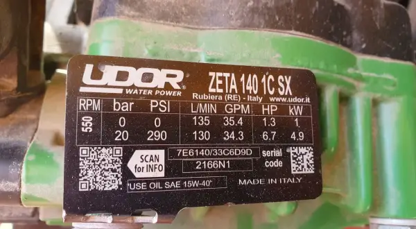 Tabliczka znamionowa pompy UDOR ZETA 140 1C SX. Informuje, jaki olej do pompy opryskiwacza: SAE 15W-40.