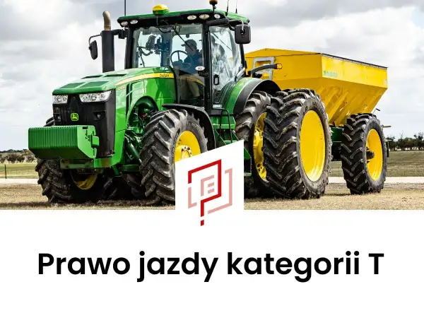 Zielony traktor John Deere z żółtym rozsiewaczem, gotowy do pracy na polu. Prowadzenie takiego sprzętu wymaga uprawnień kategorii T.