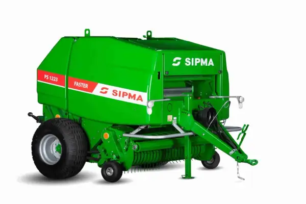 Zielona prasa zwijająca SIPMA PS 1223 Faster gotowa do pracy, by tworzyć idealny balot.